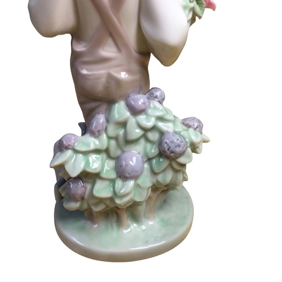Lladro Figurine "SPRING GIRL" with FLOWERS BIRD & WATERING CAN #5217 Retired - Picture 4 of 15